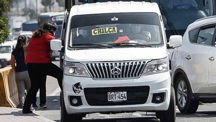 Perú vuelve a prorrogar los taxis colectivos hasta 2031