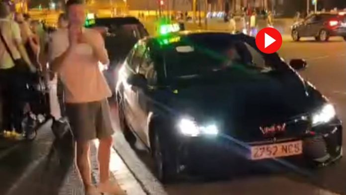 Denuncian cobros abusivos de taxistas en la Font Màgica de Montjuïc Pedían 35 euros por trayectos de 10