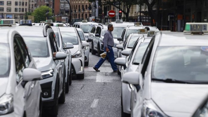 El nuevo decreto de la Generalitat reabre el conflicto entre el taxi y los VTC