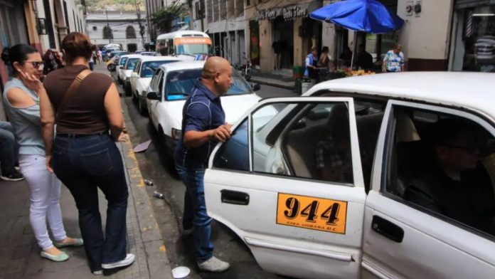 Honduras ajusta al alza la tarifa del taxi en medio de la subida de los combustibles