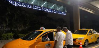 Los taxis del aeropuerto de Guayaquil operan de madrugada bajo toque de queda Los taxis del aeropuerto de Guayaquil operan de madrugada bajo toque de queda