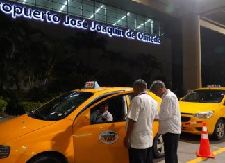 Los taxis del aeropuerto de Guayaquil operan de madrugada bajo toque de queda Los taxis del aeropuerto de Guayaquil operan de madrugada bajo toque de queda