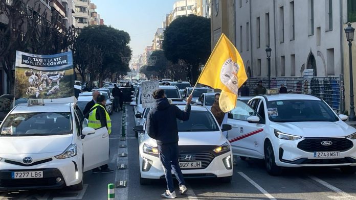Protesta del taxi en València: cortes de tráfico y aviso de movilizaciones indefinidas