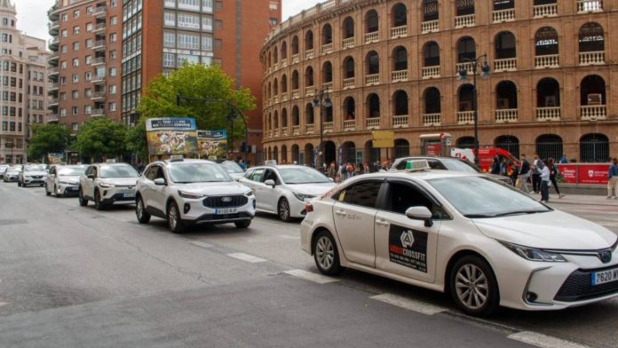Protesta masiva del taxi en la Comunitat Valenciana por la regulación de las VTC