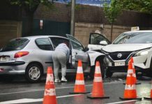 Un accidente entre un taxi y un turismo en Santa Coloma complica el tránsito Un accidente entre un taxi y un turismo en Santa Coloma complica el tránsito