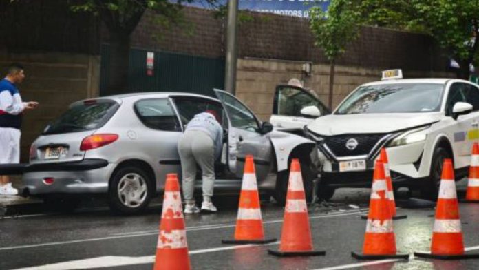 Un accidente entre un taxi y un turismo en Santa Coloma complica el tránsito Un accidente entre un taxi y un turismo en Santa Coloma complica el tránsito
