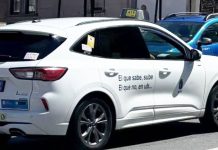 Un mensaje en los taxis de A Coruña contra Uber reaviva el conflicto en el sector Un mensaje en los taxis de A Coruña contra Uber reaviva el conflicto en el sector