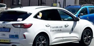 Un mensaje en los taxis de A Coruña contra Uber reaviva el conflicto en el sector Un mensaje en los taxis de A Coruña contra Uber reaviva el conflicto en el sector
