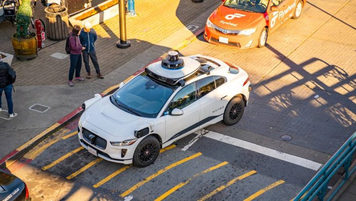 Un robotaxi de Waymo le roba las maletas a un usuario Un robotaxi de Waymo le roba las maletas a un usuario