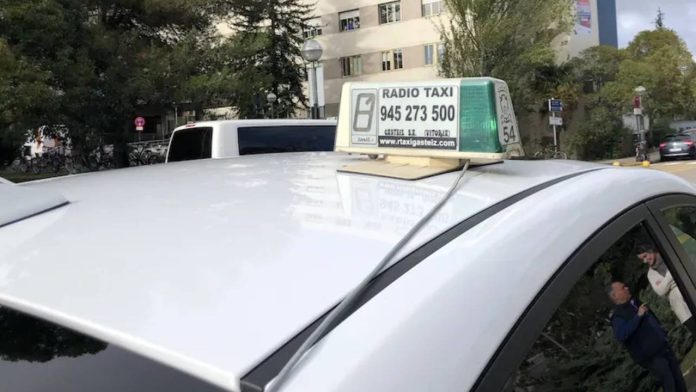 Vitoria activa una revisión de licencias de taxi