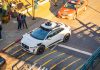 Un robotaxi de Waymo le roba las maletas a un usuario