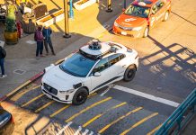 Un robotaxi de Waymo le roba las maletas a un usuario