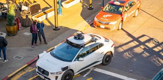Un robotaxi de Waymo le roba las maletas a un usuario