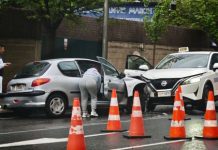Un accidente entre un taxi y un turismo en Santa Coloma complica el tránsito