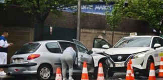 Un accidente entre un taxi y un turismo en Santa Coloma complica el tránsito