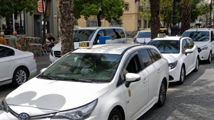 Cádiz impulsa mejoras en el servicio de taxi con nuevas tarifas y mayor disponibilidad Cádiz impulsa mejoras en el servicio de taxi con nuevas tarifas y mayor disponibilidad