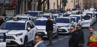 El taxi valenciano convoca una protesta frente a Les Corts contra el nuevo decreto El taxi valenciano convoca una protesta frente a Les Corts contra el nuevo decreto