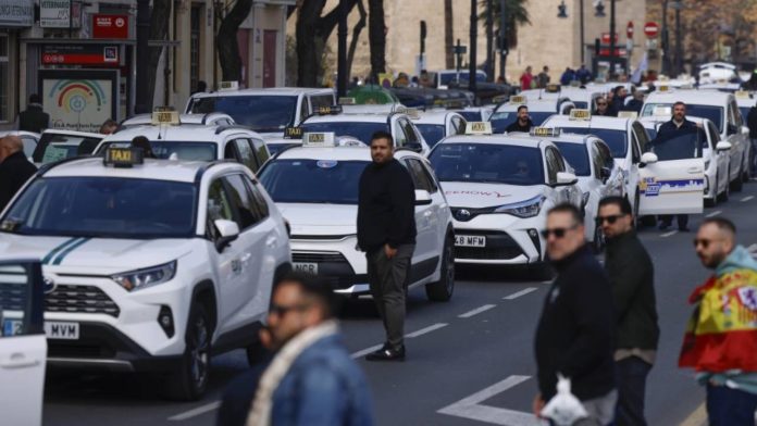 El taxi valenciano convoca una protesta frente a Les Corts contra el nuevo decreto El taxi valenciano convoca una protesta frente a Les Corts contra el nuevo decreto
