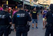 Un turista rompe la ventanilla de un taxi en Palma tras golpearla con el codo Un turista rompe la ventanilla de un taxi en Palma tras golpearla con el codo