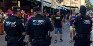 Un turista rompe la ventanilla de un taxi en Palma tras golpearla con el codo Un turista rompe la ventanilla de un taxi en Palma tras golpearla con el codo