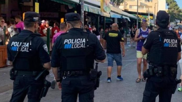 Un turista rompe la ventanilla de un taxi en Palma tras golpearla con el codo Un turista rompe la ventanilla de un taxi en Palma tras golpearla con el codo