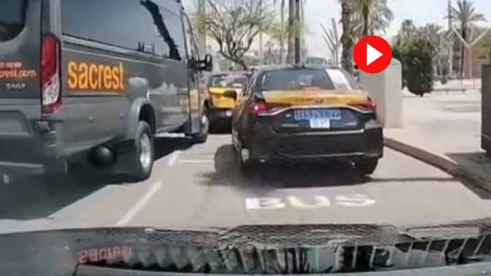 Una furgoneta VTC pierde el control y choca con dos taxis en Barcelona Una furgoneta VTC pierde el control y choca con dos taxis en Barcelona