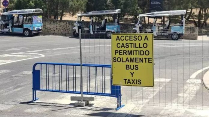 El PSOE denuncia que los tuctucs acceden al castillo de Santa Bárbara pese a la prohibición