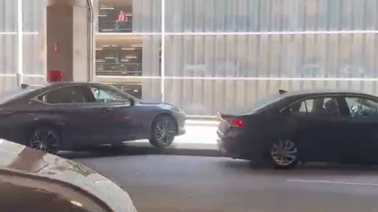 Élite Taxi alerta del descontrol en El Prat y estudia protestas por el intrusismo
