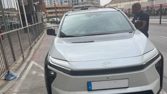 Gibraltar impone su primera sanción a un taxi español por operar sin licencia en el Peñón