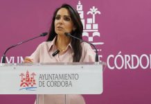 Córdoba deja al taxi sin sombra: las paradas afrontan el verano sin marquesinas Córdoba deja al taxi sin sombra: las paradas afrontan el verano sin marquesinas