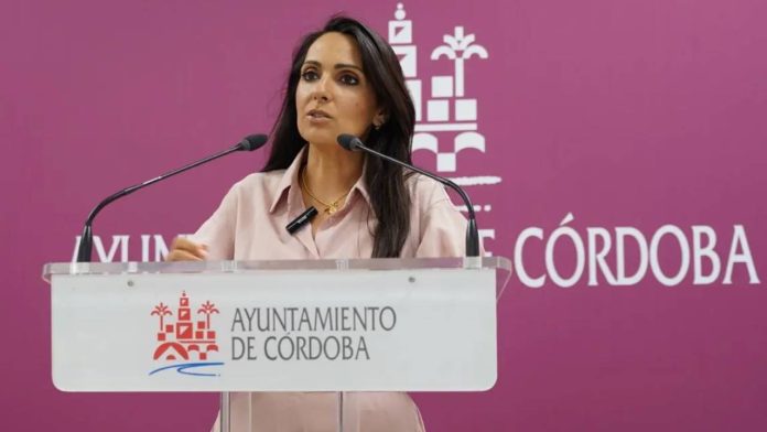 La viceportavoz del PSOE, Mamen González Córdoba deja al taxi sin sombra: las paradas afrontan el verano sin marquesinas