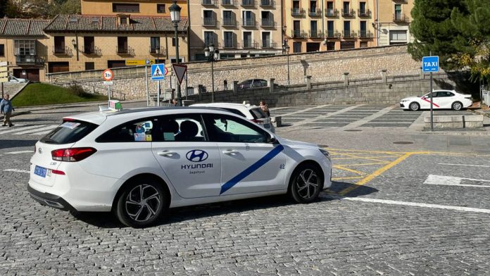 Segovia sacará a licitación cinco licencias de taxi con refuerzo de la accesibilidad Segovia sacará a licitación cinco licencias de taxi con refuerzo de la accesibilidad
