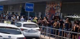 Tensión en el taxi de Ibiza: paro en el aeropuerto por el conflicto entre municipios Tensión en el taxi de Ibiza: paro en el aeropuerto por el conflicto entre municipios