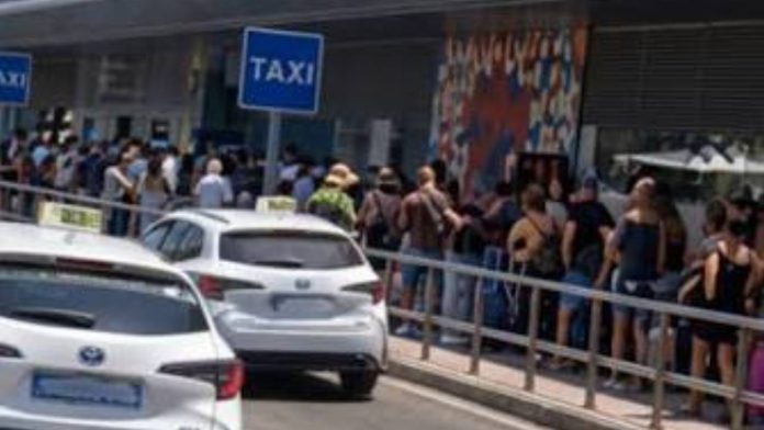 Tensión en el taxi de Ibiza: paro en el aeropuerto por el conflicto entre municipios