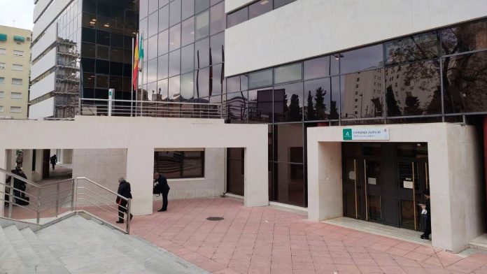 Tribunal de Instancia de Granada A juicio un acusado de asaltar violentamente a varios taxistas en Granada