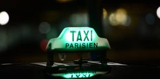 Uber, condenada en París por competencia desleal por una campaña relacionada con los taxis