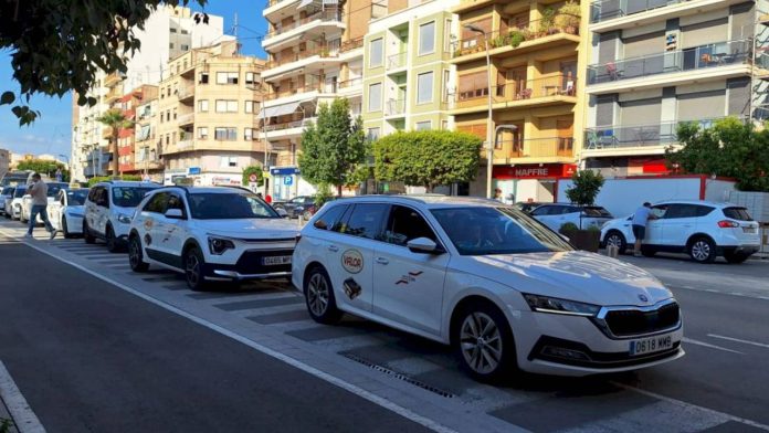 Villajoyosa reúne a partidos políticos y taxistas para analizar la situación del sector