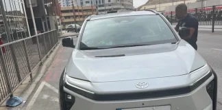 Gibraltar impone su primera sanción a un taxi español por operar sin licencia en el Peñón