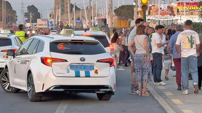 Acuerdo entre taxistas y Ayuntamiento de Huelva tras el conflicto en las Colombinas Acuerdo entre taxistas y Ayuntamiento de Huelva tras el conflicto en las Colombinas