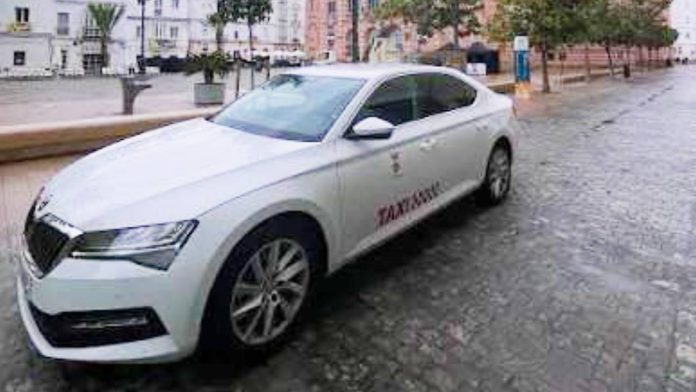 Chiclana pide a la Junta más licencias de taxi por déficit del servicio Chiclana pide a la Junta más licencias de taxi por déficit del servicio