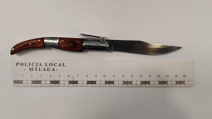 Detenido un conductor VTC en Málaga tras circular ebrio y amenazar con una navaja Detenido un conductor VTC en Málaga tras circular ebrio y amenazar con una navaja