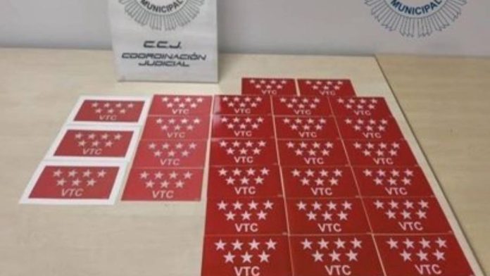 Intervenidos distintivos VTC falsificados en un local de Madrid