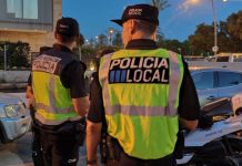 La Policía Local de Ibiza pilla un taxi ilegal con seis pasajeros en un coche de cinco plazas La Policía Local de Ibiza pilla un taxi ilegal con seis pasajeros en un coche de cinco plazas