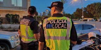 La Policía Local de Ibiza pilla un taxi ilegal con seis pasajeros en un coche de cinco plazas La Policía Local de Ibiza pilla un taxi ilegal con seis pasajeros en un coche de cinco plazas