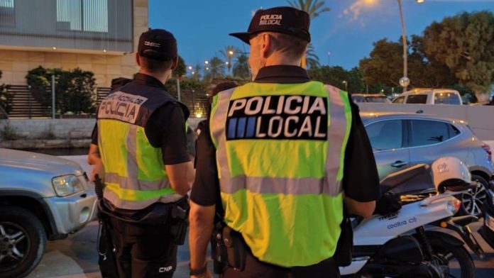La Policía Local de Ibiza pilla un taxi ilegal con seis pasajeros en un coche de cinco plazas La Policía Local de Ibiza pilla un taxi ilegal con seis pasajeros en un coche de cinco plazas