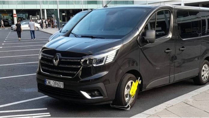 Los Mossos interceptan un taxi pirata de Polonia en el aeropuerto de Barcelona Los Mossos interceptan un taxi pirata de Polonia en el aeropuerto de Barcelona