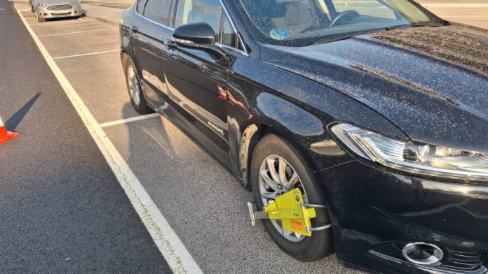 Operativo en el Aeropuerto de Barcelona_ 13 denuncias y 7 VTC inmovilizados Operativo en el Aeropuerto de Barcelona: 13 denuncias y 7 VTC inmovilizados