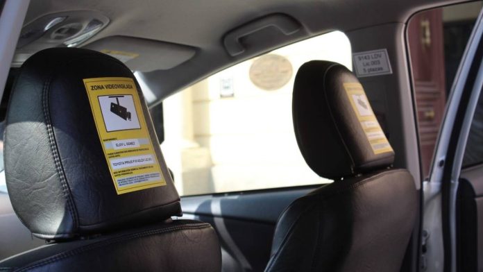 Santa Cruz concede las ayudas para instalar cámaras de seguridad en los taxis Santa Cruz concede las ayudas para instalar cámaras de seguridad en los taxis