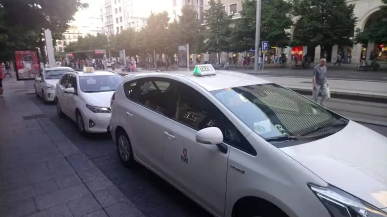 Aragón prepara una nueva regulación para las VTC y el taxi 1 Taxistas de Zaragoza amenazan con parar durante el Vive Latino por las VTC