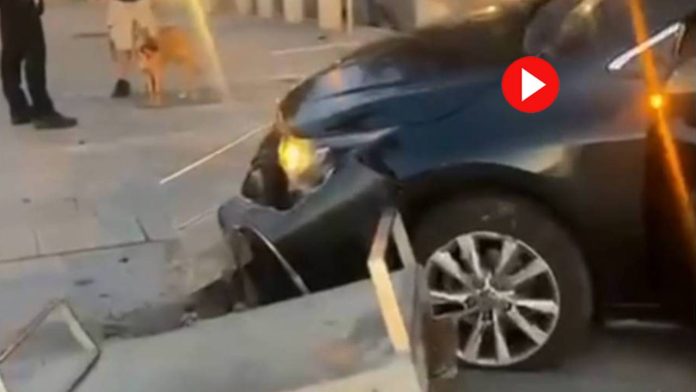 Aparatoso accidente de un conductor de Cabify en el Paseo Marítimo de la Barceloneta Aparatoso accidente de un conductor de Cabify en el Paseo Marítimo de la Barceloneta